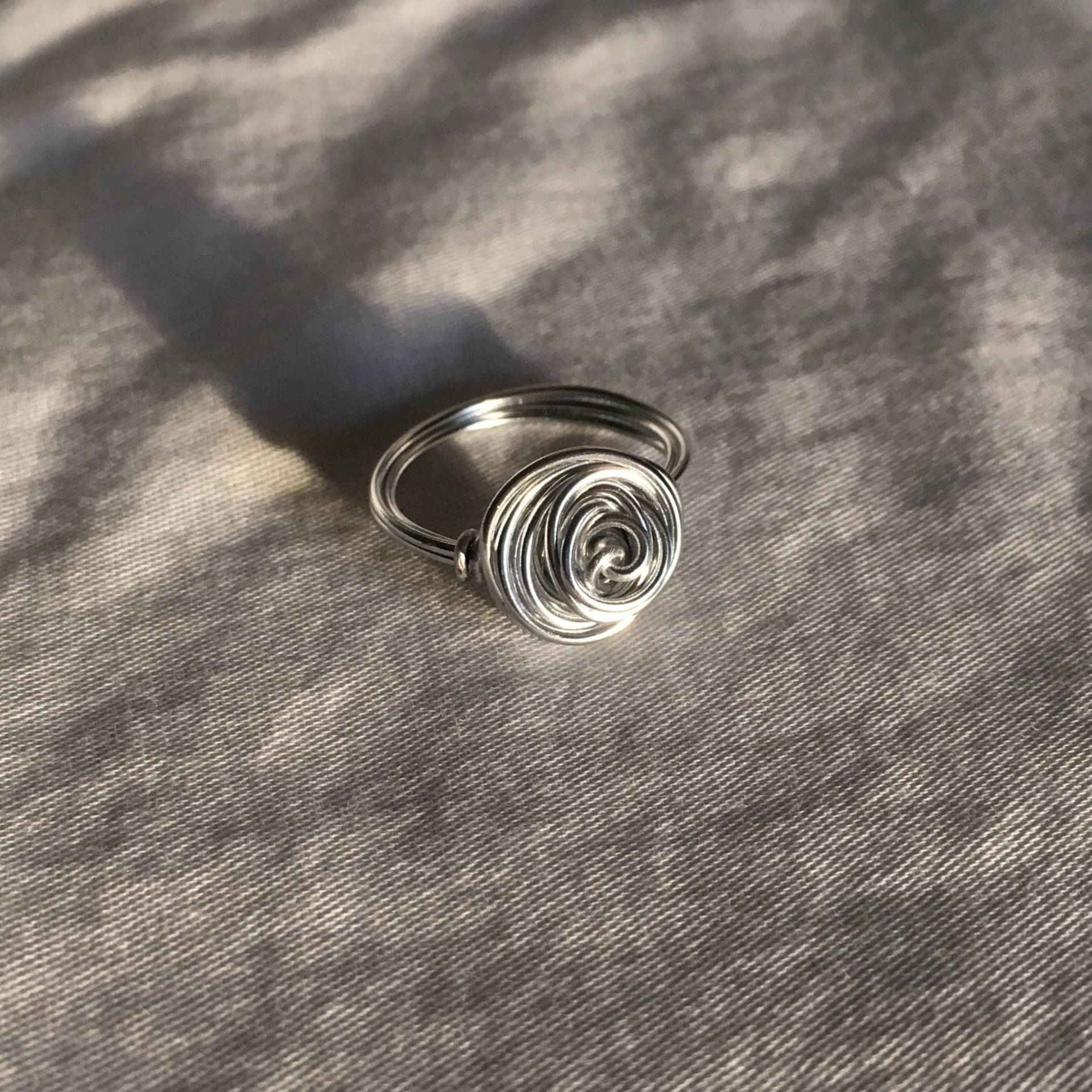 Rosenring, Minimal Silber Ring. Wrap-Ring. Drahtring. Maßgeschneidert Auf Bestellung. Handgemachte Einfache Rose Niedlich, Zierinzig, Minimalistisch Rosenring, Minimal Silber Ring. Wrap-Ring. Drahtring. Maßgeschneidert Auf Bestellung. Handgemachte Einfache Rose Niedlich, Zierinzig, Minimalistisch von teenytinyshoppe