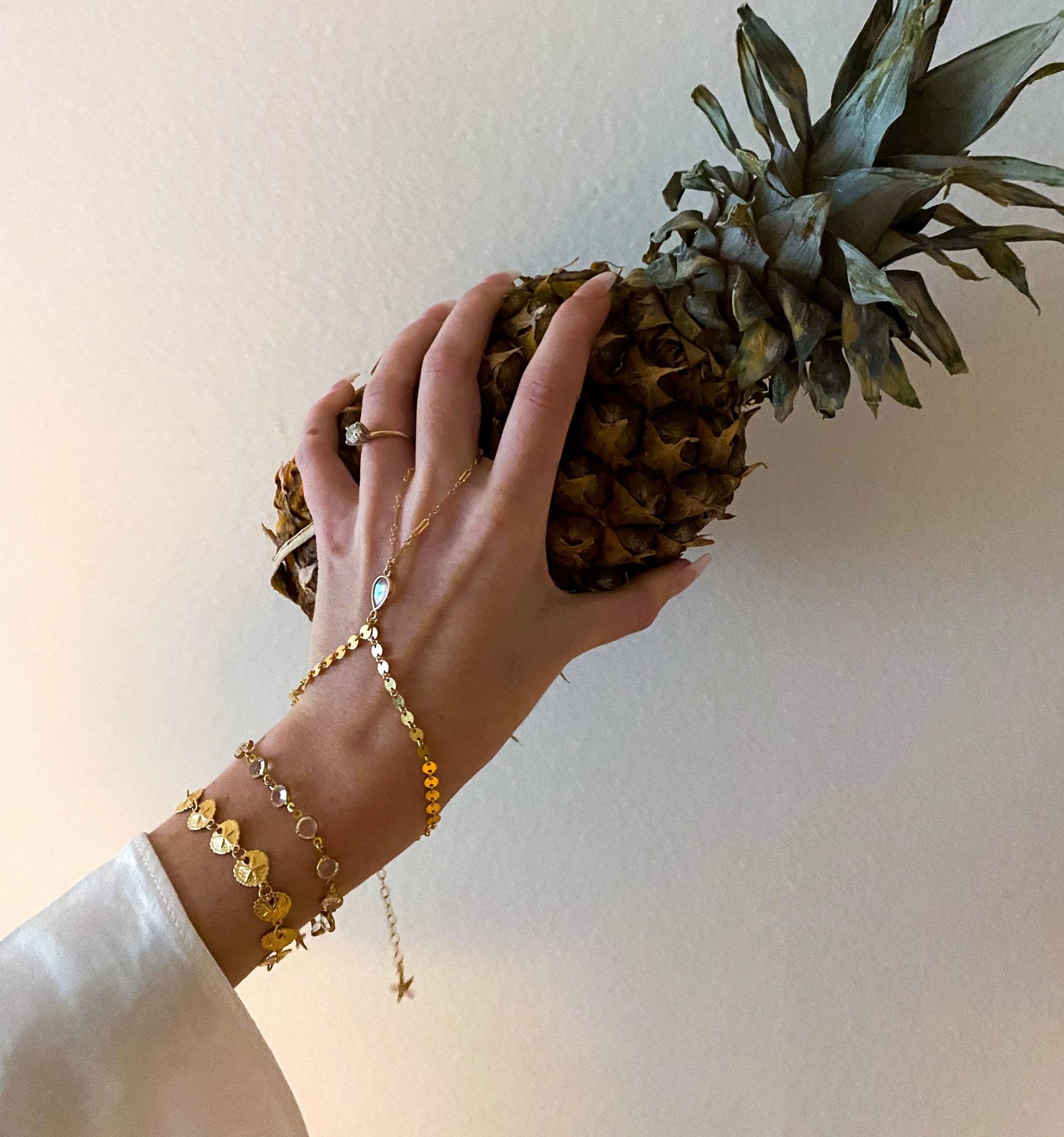 Opulente Handkette - 14K Gold Filled/Veredeltes Perlmutt Ring Armband von tenayadawndesigns