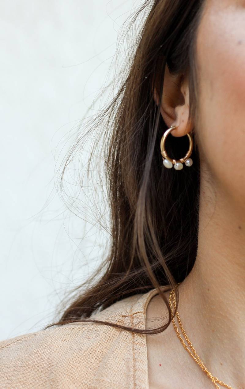 Merelle Creolen - 14K Gold Filled Perle Umwickelt von tenayadawndesigns