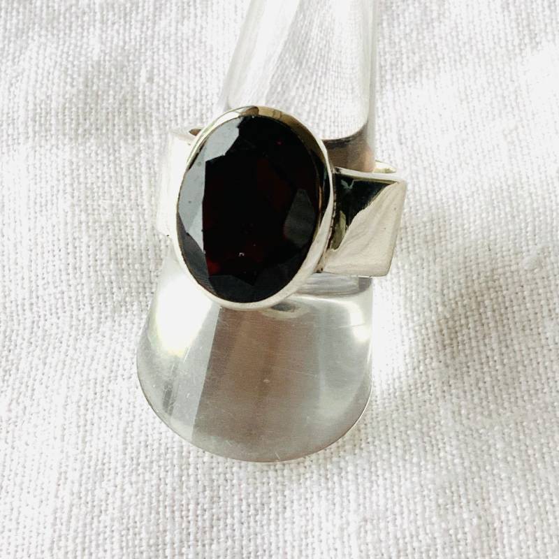 Silberring Mit Großem Facettiertem Granat von tendenceByAngela