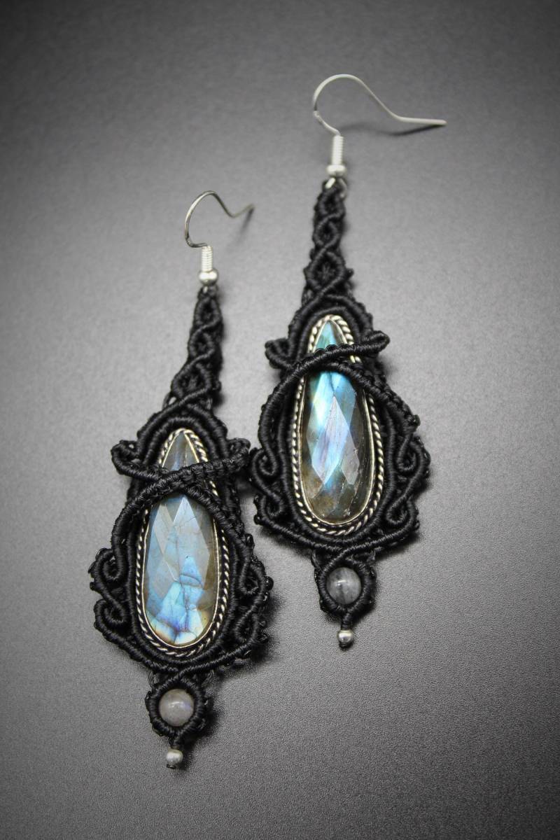 Lange Macrame-Ohrringe Mit Blauem Labradorit, Auffälliger Ohrschmuck Lange Macrame-Ohrringe Mit Blauem Labradorit, Auffälliger Ohrschmuck von tenderArtbyChaos
