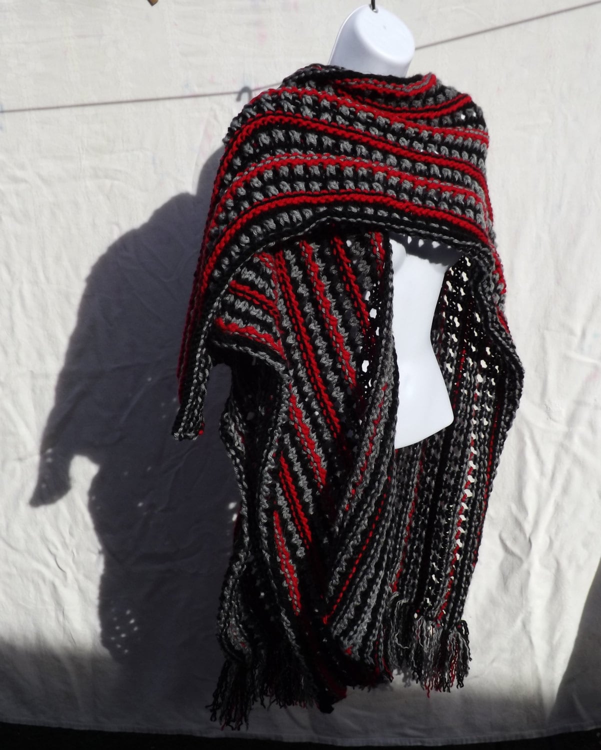 Ruana Wrap Mit Rot Und Grau Schwarz Ruana Wrap Mit Rot Und Grau Schwarz von teresab4332