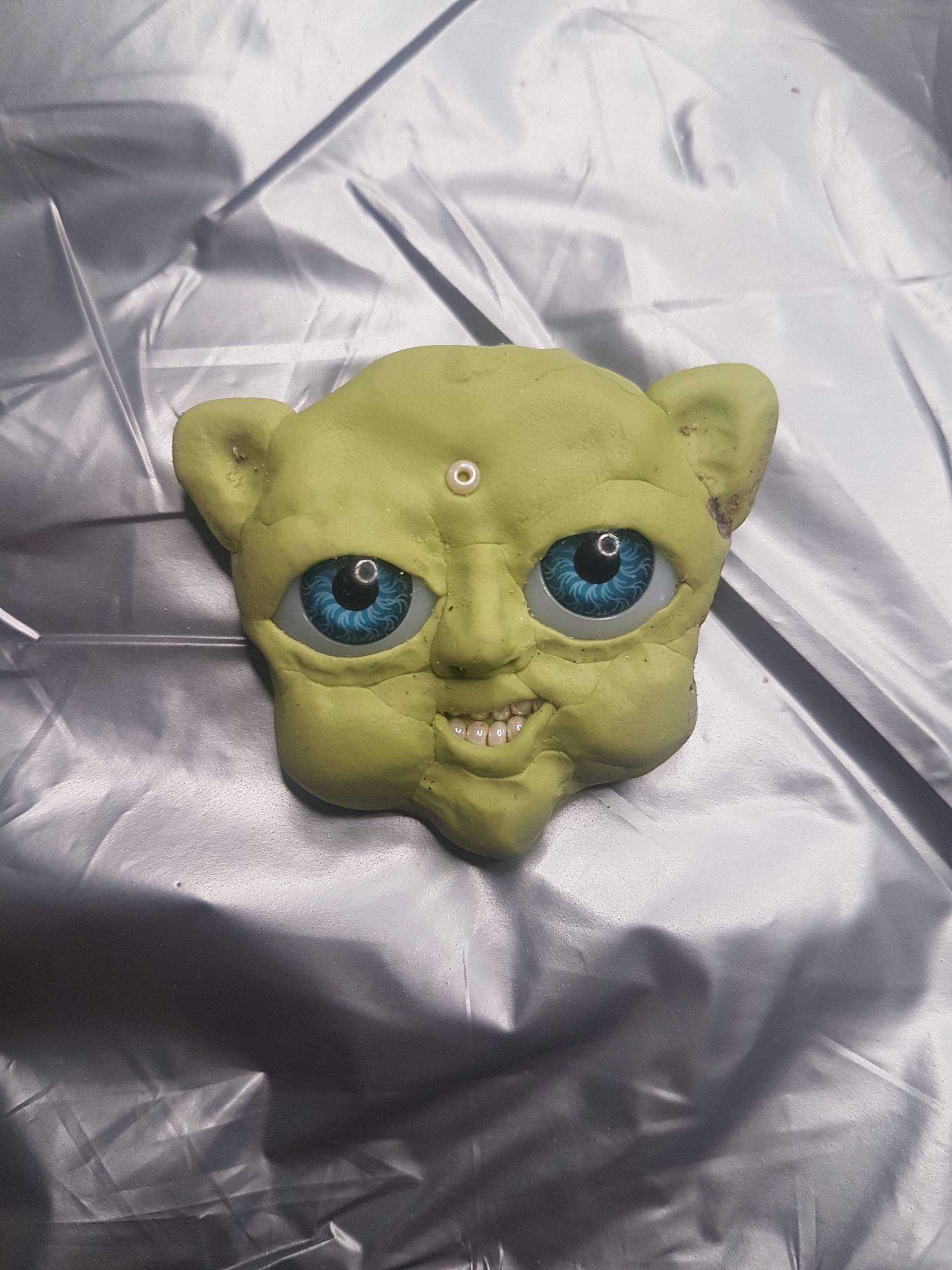 Brosche Mit Einem Seltsamen Grünen Niedlichen Geschöpf Großen Augen Brosche Mit Einem Seltsamen Grünen Niedlichen Geschöpf Großen Augen von terkapio