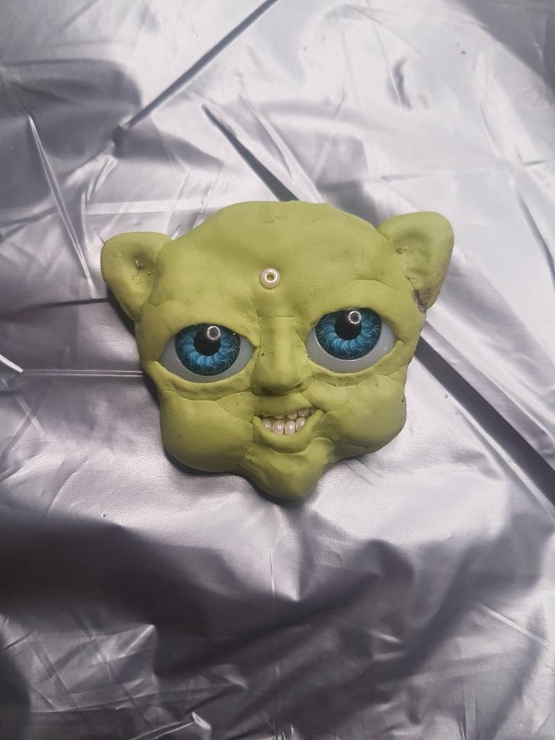 Brosche Mit Einem Seltsamen Grünen Niedlichen Geschöpf Großen Augen von terkapio