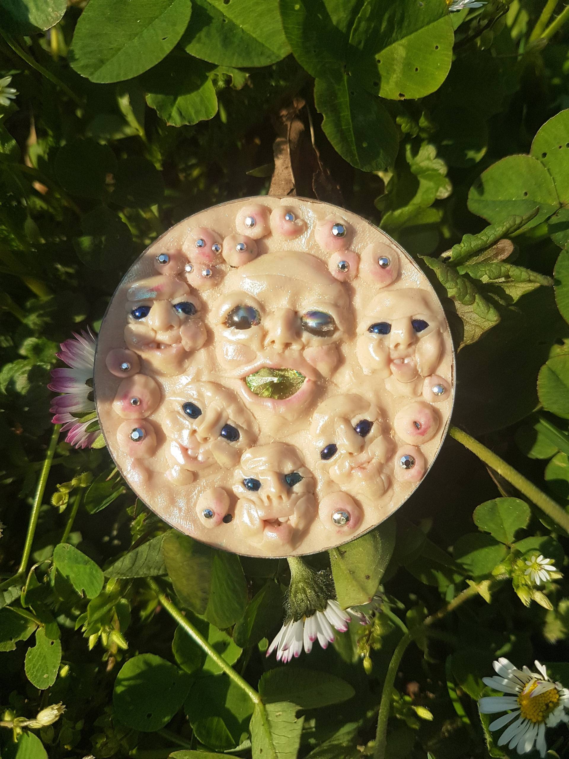 Brosche Mit Vielen Hässlichen Gesichtern Und Kristallen Seltsam Brosche Mit Vielen Hässlichen Gesichtern Und Kristallen Seltsam von terkapio