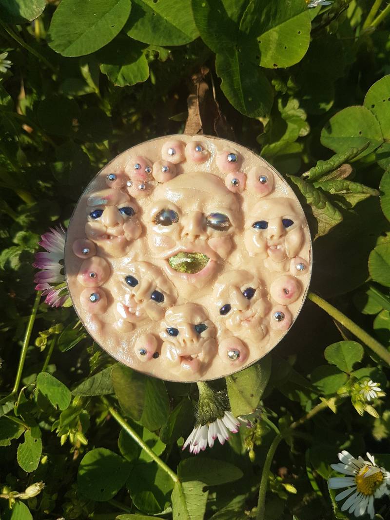 Brosche Mit Vielen Hässlichen Gesichtern Und Kristallen Seltsam Brosche Mit Vielen Hässlichen Gesichtern Und Kristallen Seltsam von terkapio