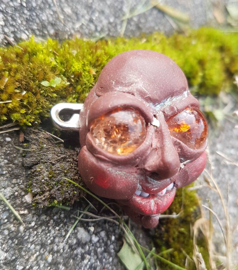 Eine Große Rote Augen, Hässliche Und Süße Brosche von terkapio