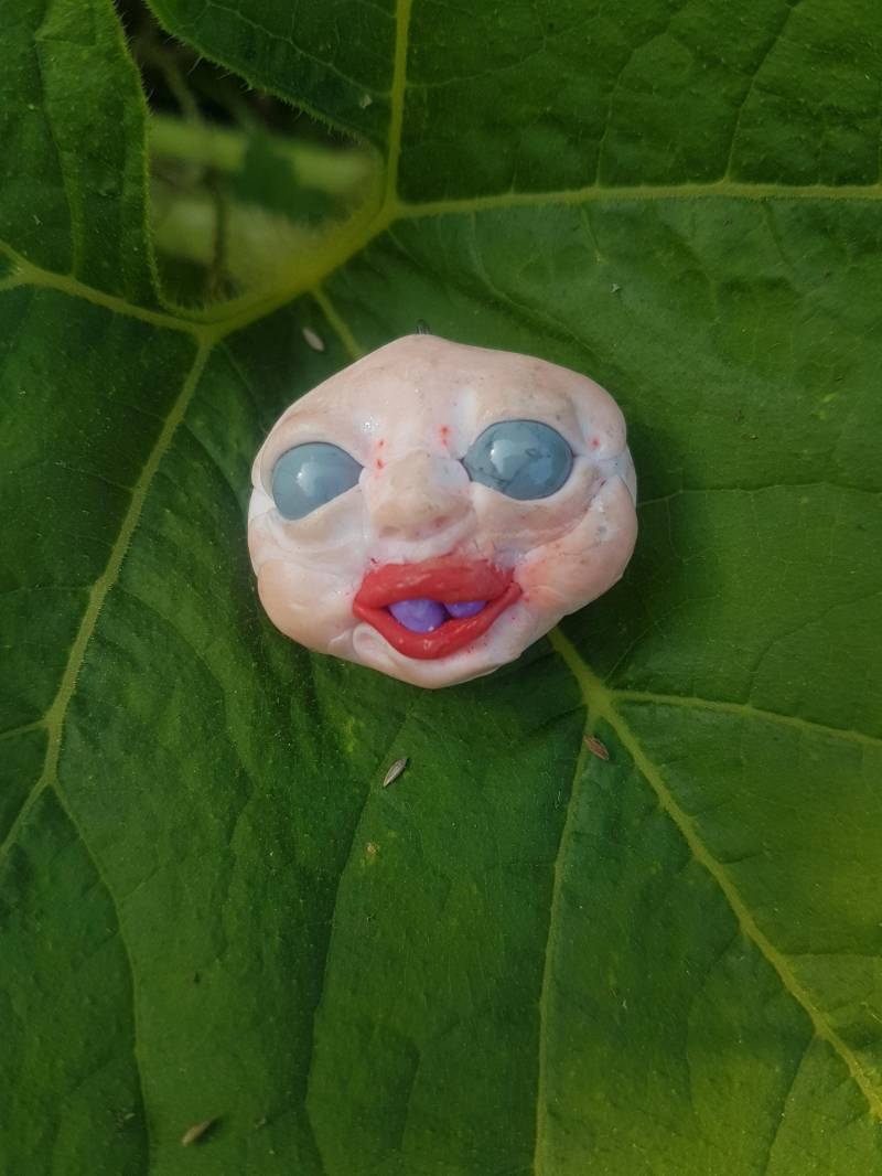 Hässlich Und Niedlich Seltsam Anhänger Gruseligen Puppenkopf von terkapio