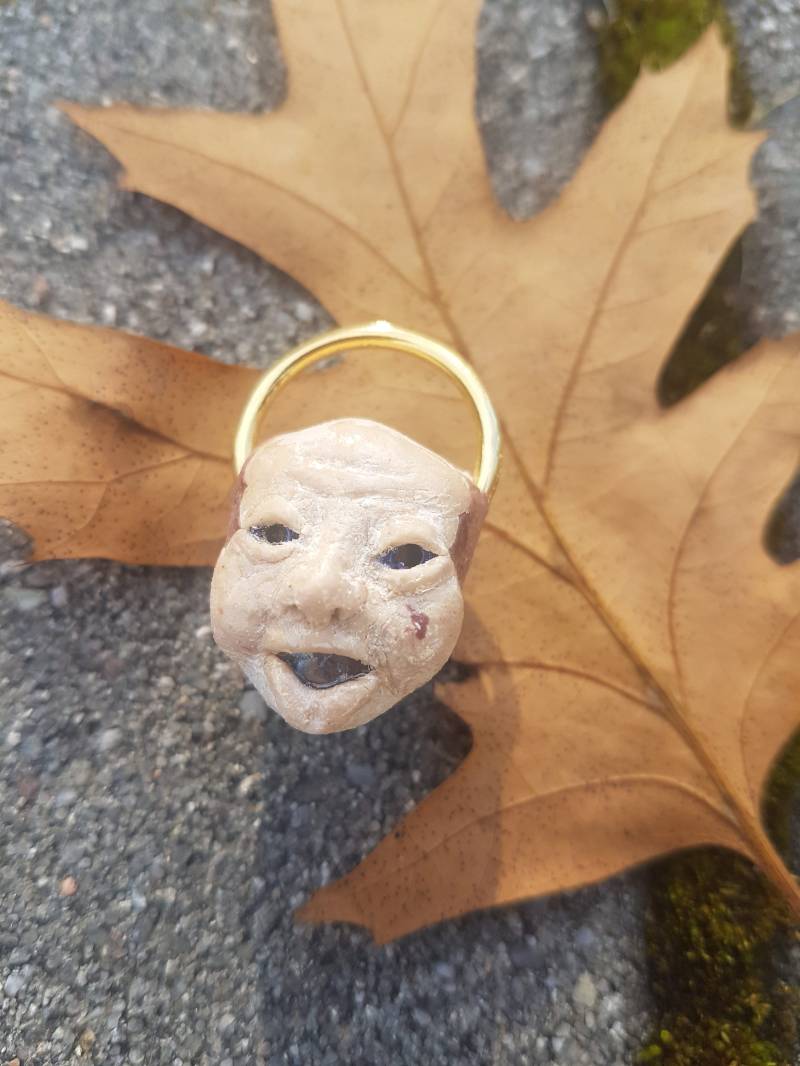 Kopf in Einem Heiligenschein Hässlich Und Niedlich von terkapio