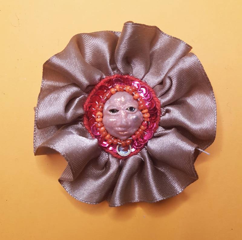 Kuriose Babuschka Brosche in Einem Taschentuch. Hübsch Und Niedlich Gestickte Kuriose Babuschka Brosche in Einem Taschentuch. Hübsch Und Niedlich Gestickte von terkapio