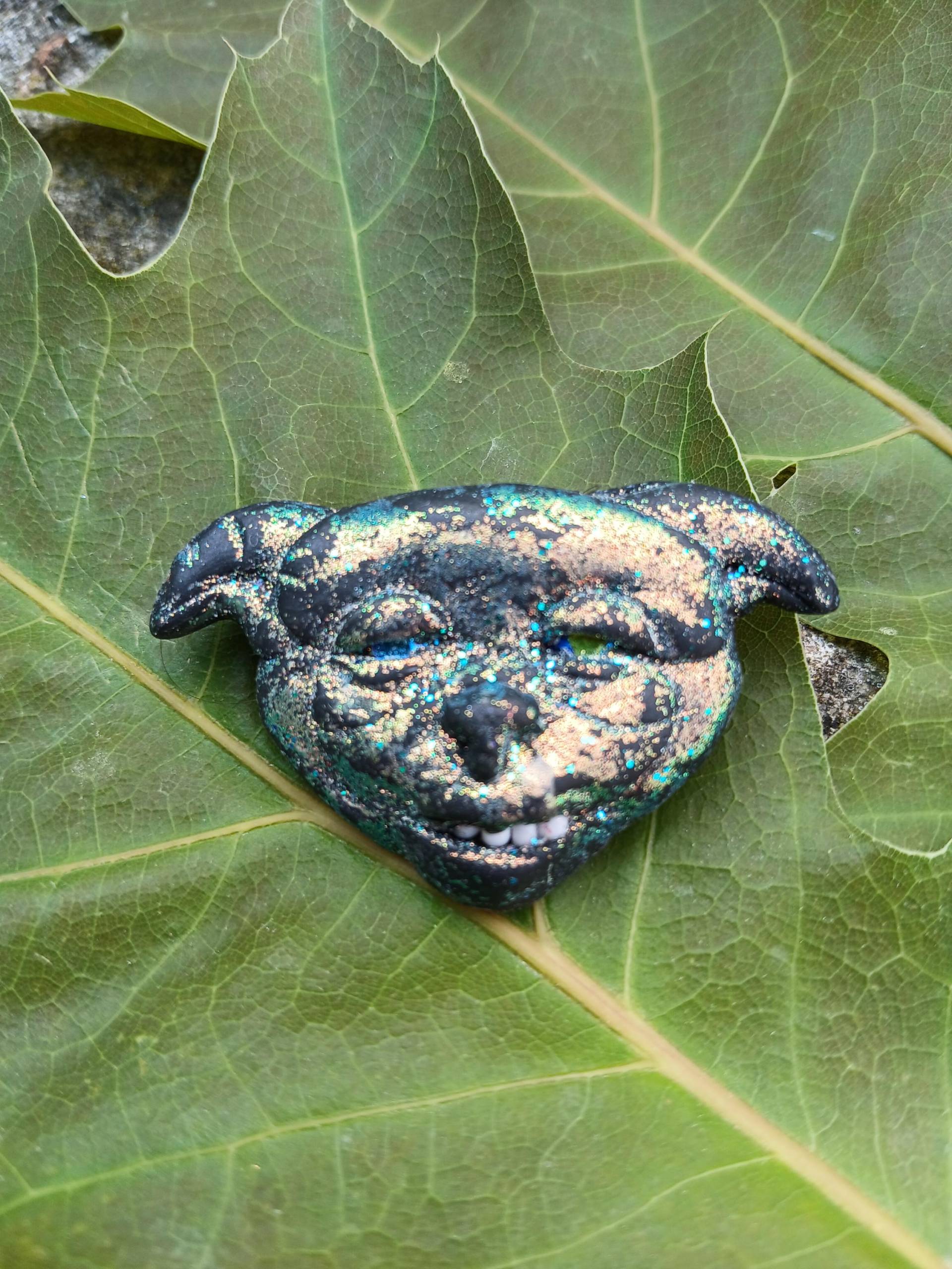 Seltsam Und Niedlich Brosche Kopf Eines Verstörenden Hundes, Hundes von terkapio