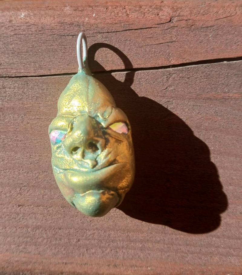 Seltsamer Und Bezaubernder Anhänger in Form Eines Grünen Alienkopfs Mit Kristallen Den Augen, Handgemacht Seltsamer Und Bezaubernder Anhänger in Form Eines Grünen Alienkopfs Mit Kristallen Den Augen, Handgemacht von terkapio