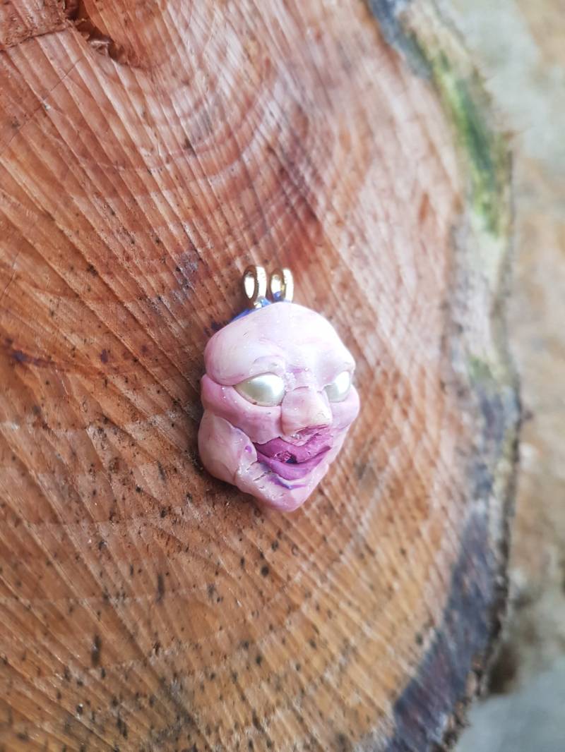 Süßer Lila Anhänger Seltsamer Puppenkopf Für Einen Seltsamen Fan von terkapio