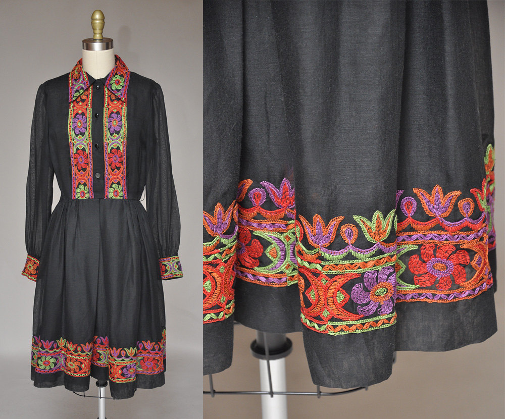 60S Altes Schwarzes Bauernhemd Kleid Mit Blumen Stickerei Und Weiten Rock, Knöpfen S/M 60S Altes Schwarzes Bauernhemd Kleid Mit Blumen Stickerei Und Weiten Rock, Knöpfen S/M von terrasita