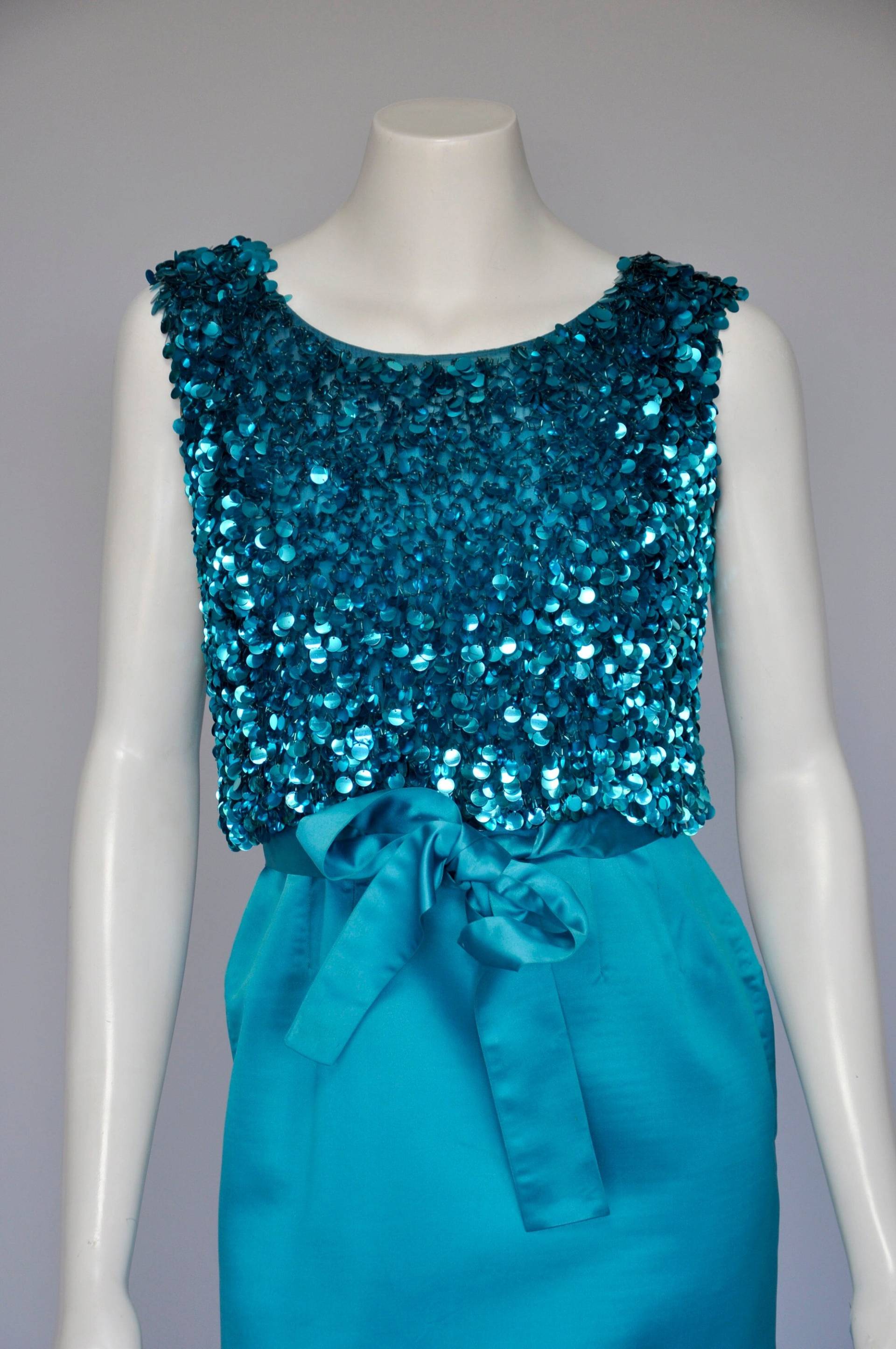 Vintage 1960S Seidensatin Kleid Aqua Blaues Pailletten Kleid, Schleife Detail Xs Vintage 1960S Seidensatin Kleid Aqua Blaues Pailletten Kleid, Schleife Detail Xs von terrasita
