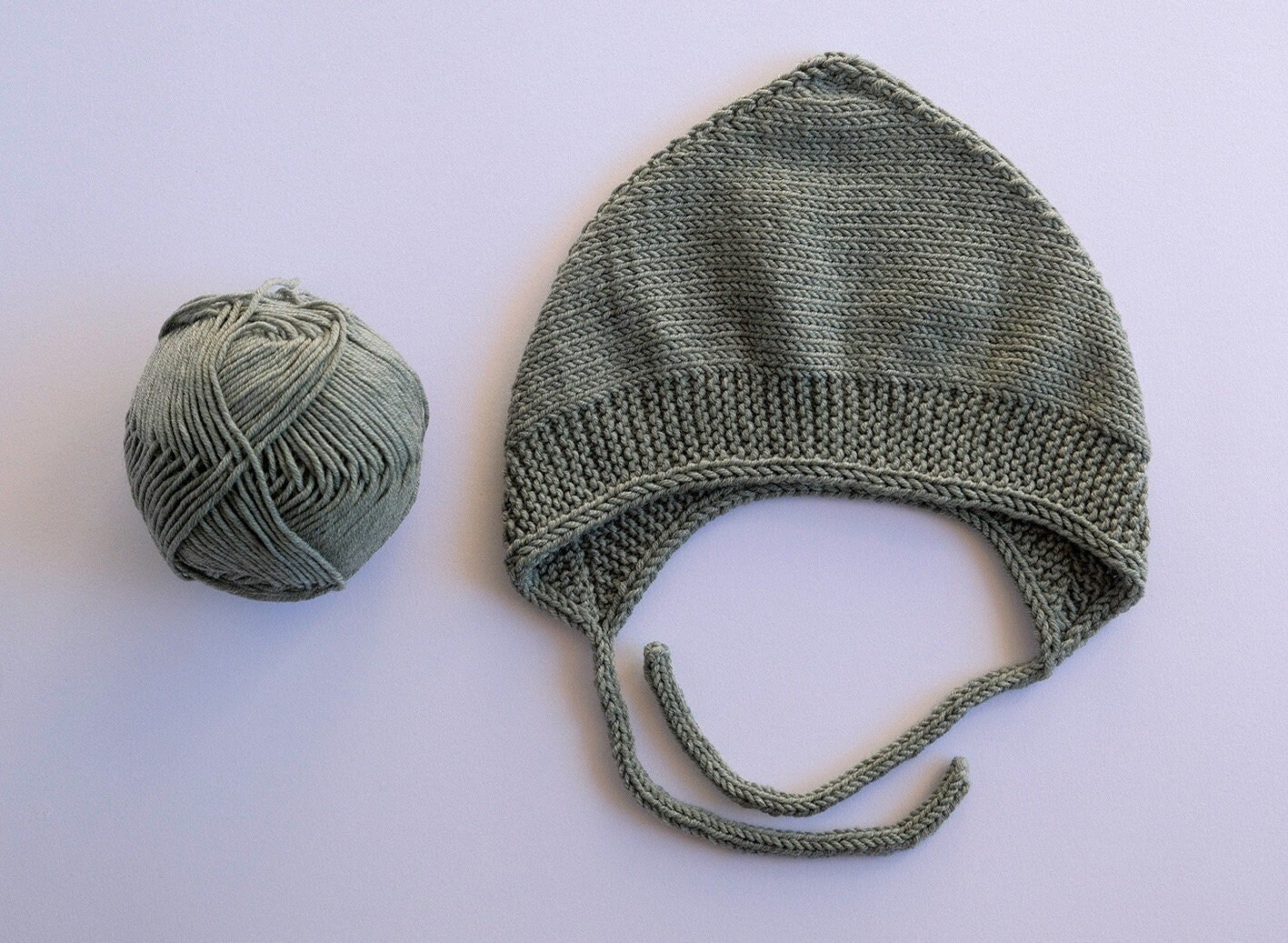 Salbeigrüne Baby Mütze von testecaldeknits