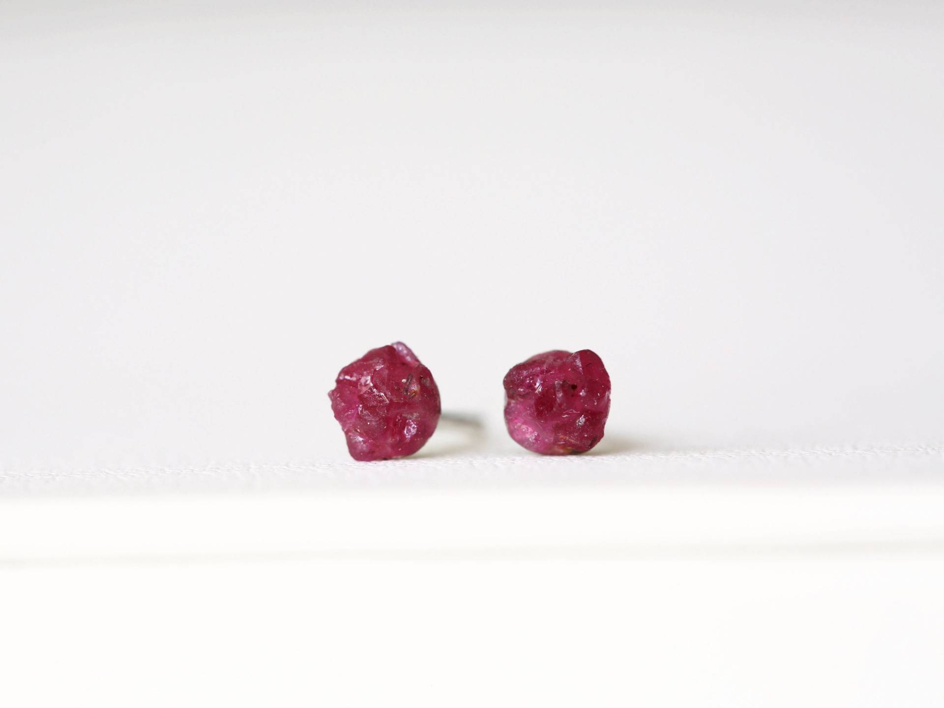 Rohe Rubin Silber Ohrringe, Rohstein Mosaik Rote Ohrstecker, Juli Geburtsstein Rohe Rubin Silber Ohrringe, Rohstein Mosaik Rote Ohrstecker, Juli Geburtsstein von VallomaJewelryShop