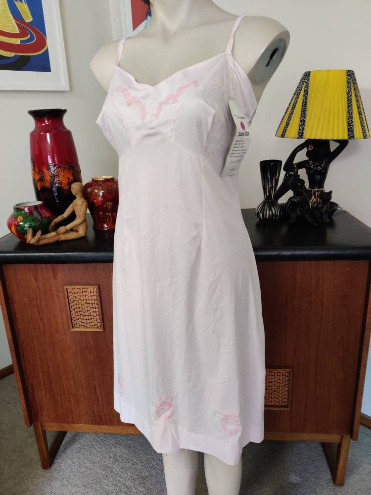 1960Er Jahre Neuer Alter Vorrat Mit Anhängern Pink Pfirsich Slip Petticoat Nightie Große Büste 102cm von texanddaisyvintage