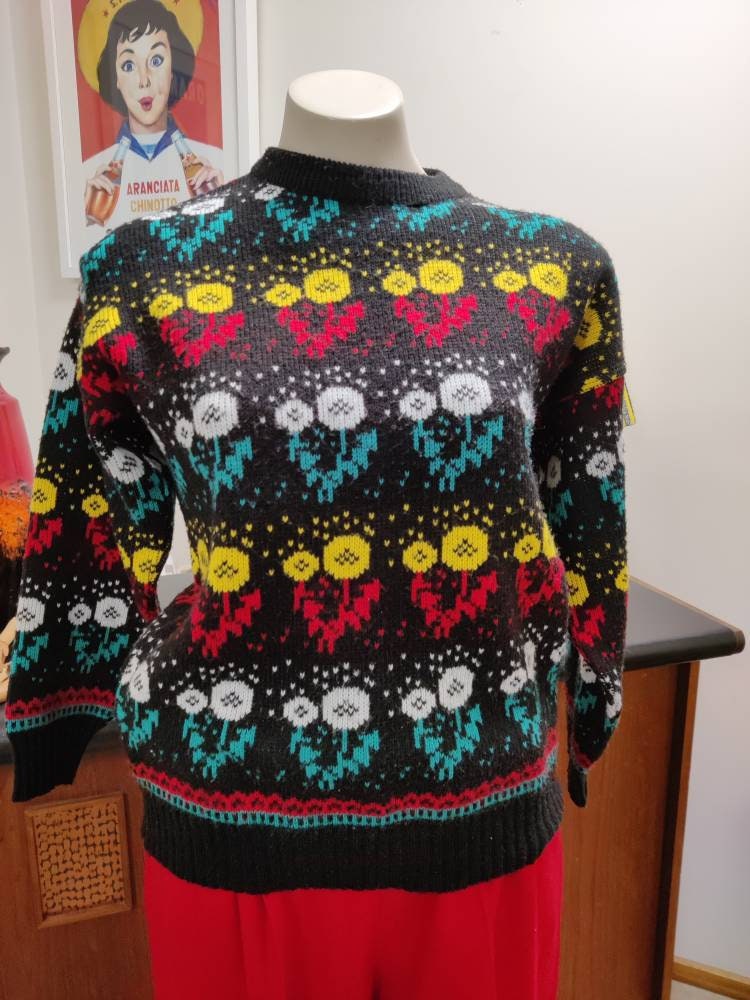 1970Er Acryl Schwarz Rot Gelb Weiß Abstrakter Pullover Kleine Büste 112cm 44Inch von texanddaisyvintage