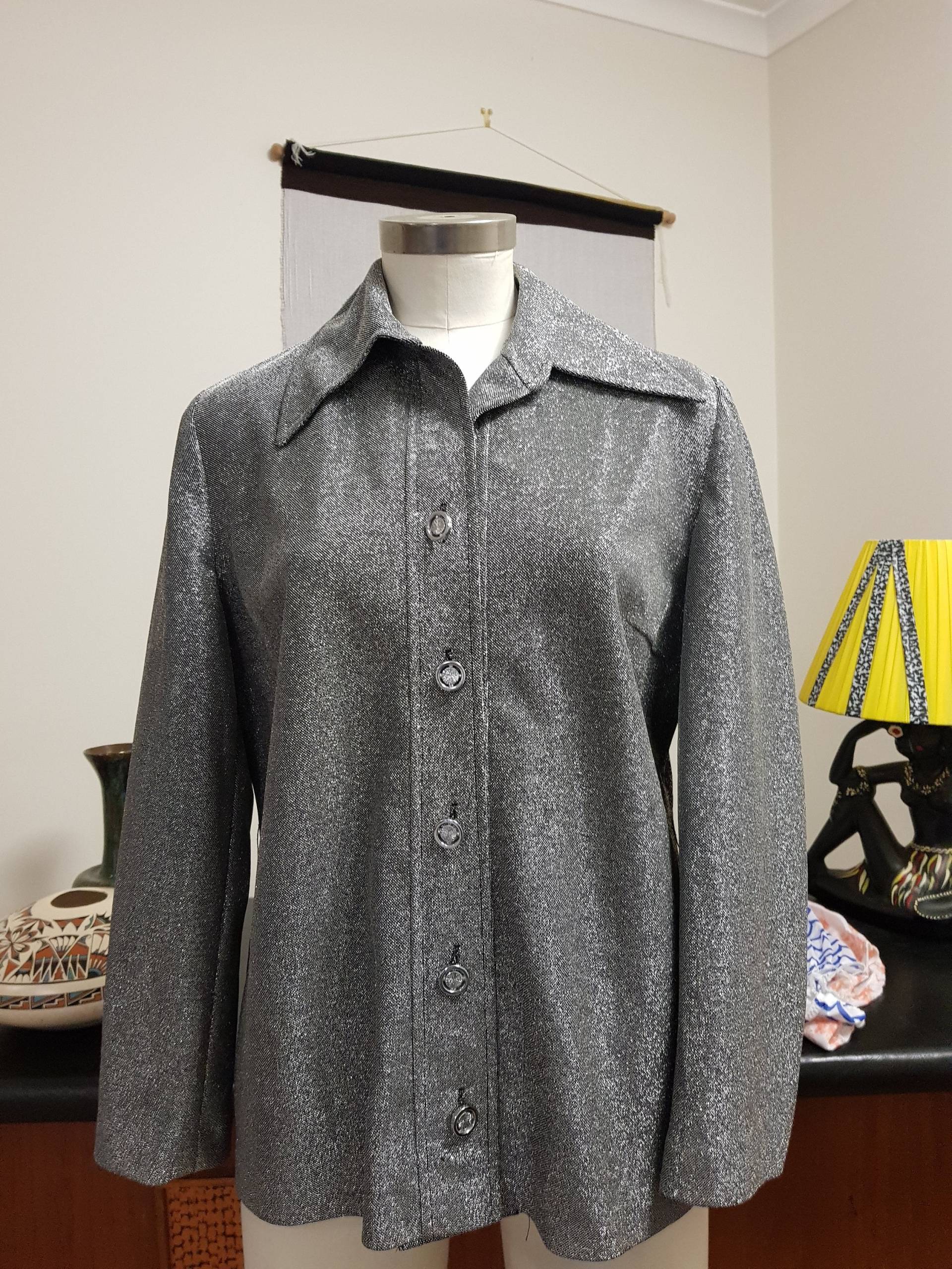 1970Er Oder Späte 1960Er Jahre David Jones Silber Damen Hemdbluse Mit Oversized Kragen Toller Mittelgroßer Knopf von texanddaisyvintage