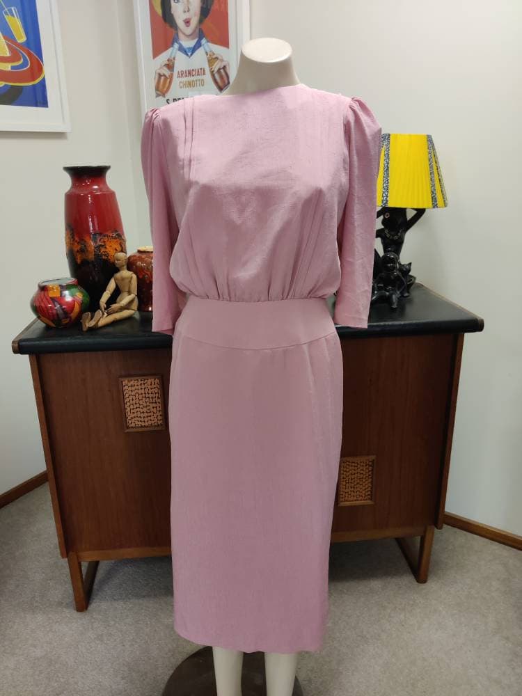 1980Er Jahre Im 40Er Stil Miss Lynda Altrosa Rücken Volants Knopf Rücken Büste 106cm Taille 76cm von texanddaisyvintage