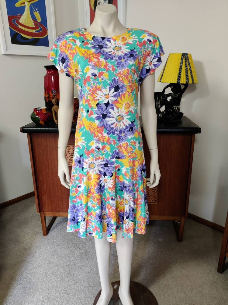 Enhance Label Poly Baumwolle Floral Tailliert Flippy Rock Knielang Gr. 12 106cm Büste von texanddaisyvintage