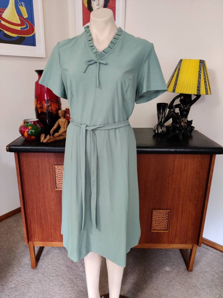 Gedämpfter Grüner 70Er Neu Alt Lager Polyester Kleid Rüschen Krawatte Gürtel Plus Größe 20 Büste 120cm 47Inch von texanddaisyvintage