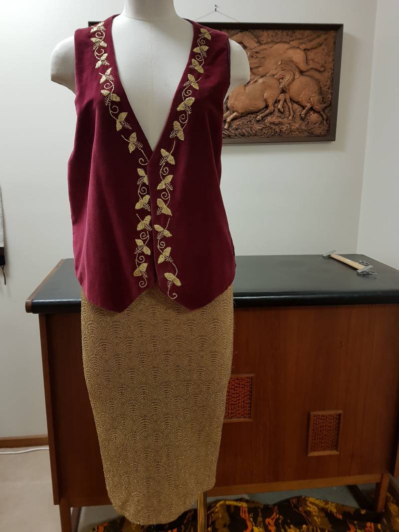 Gold Stretch Bleistift Rock Und Tief Himbeer Samt Oversize Weste Mit Goldrand Klein von texanddaisyvintage