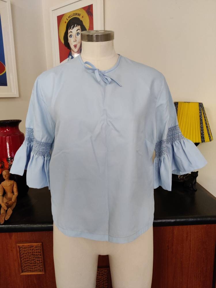 Hübsche Blassblaue Bluse 1970Er Jahre Gesmockte Ärmel Knopf Rückseite Kleine Mittlere Büste 104cm 41Inch von texanddaisyvintage