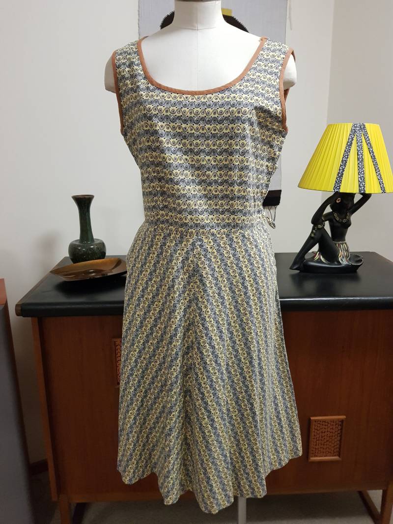 Cooles Und Bequemes Sommerkleid 50Er Jahre Kleid in Gelb-Grauem Kringelmuster Mit Schmalem Schrägband Gebunden von texanddaisyvintage