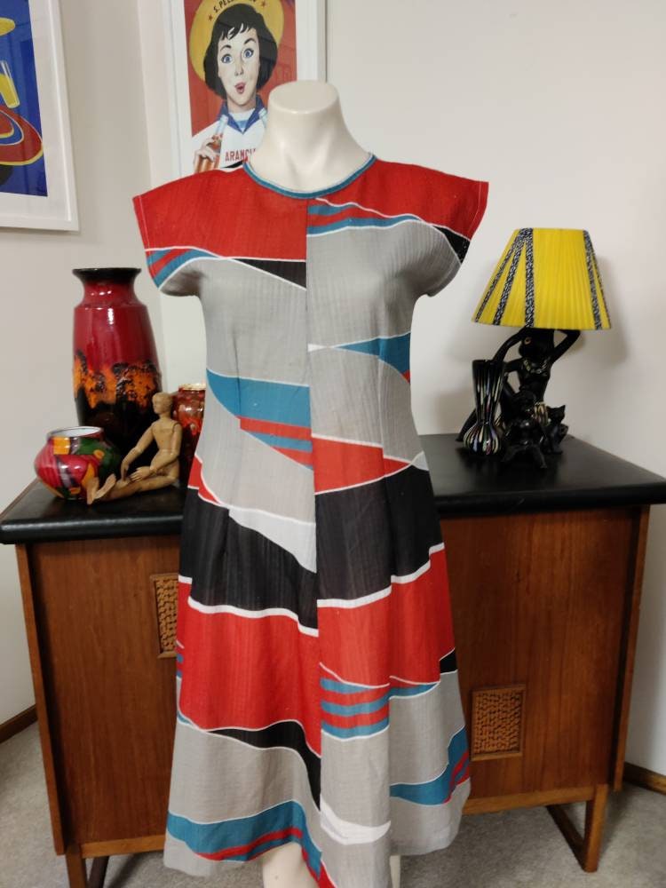 Pflegeleicht 1970Er Jahre Finlaw Label Poly Day Kleid Toller Abstrakter Druck Gr. 10 Büste 92cm 36Inch Pflegeleicht 1970Er Jahre Finlaw Label Poly Day Kleid Toller Abstrakter Druck Gr. 10 Büste 92cm 36Inch von texanddaisyvintage