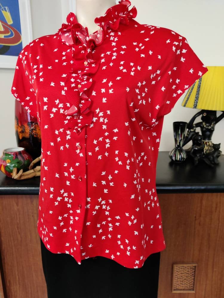 Rot Weiß Vogel Print Rüschenhalskappe Ärmelknopf Vorne Polyester Mittelgroß Büste 114cm Rot Weiß Vogel Print Rüschenhalskappe Ärmelknopf Vorne Polyester Mittelgroß Büste 114cm von texanddaisyvintage