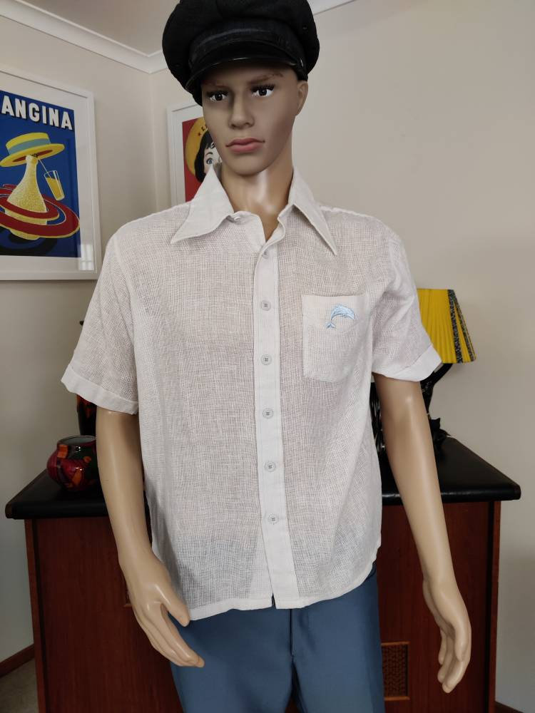 Us Made White Open Weave Herren Sommershirt Kurzärmelig Blaue Knöpfe Und Fisch Große Brust 116cm 46Inch von texanddaisyvintage