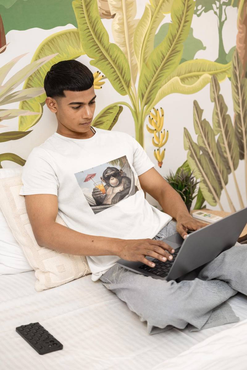 Lässiges Affen-Shirt Mit Cocktail - Männer T-Shirt Urlaubs-Vibe Lässiges Affen-Shirt Mit Cocktail - Männer T-Shirt Urlaubs-Vibe von tgStudioAT