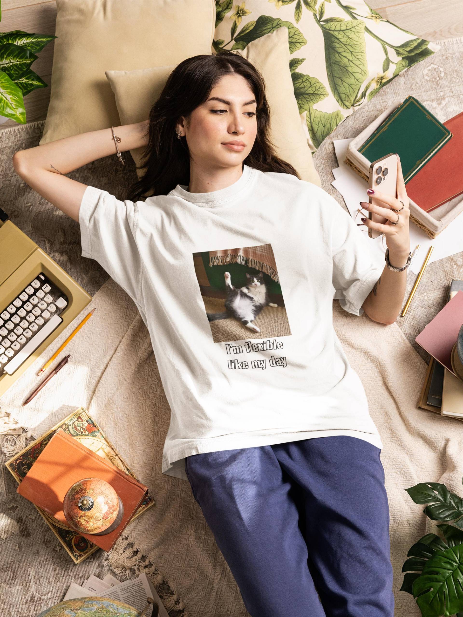 Lustiges Katzen-Shirt - „I'm Flexible Like My Day" T-Shirt Für Katzenfans Lustiges Katzen-Shirt - „I'm Flexible Like My Day" T-Shirt Für Katzenfans von tgStudioAT