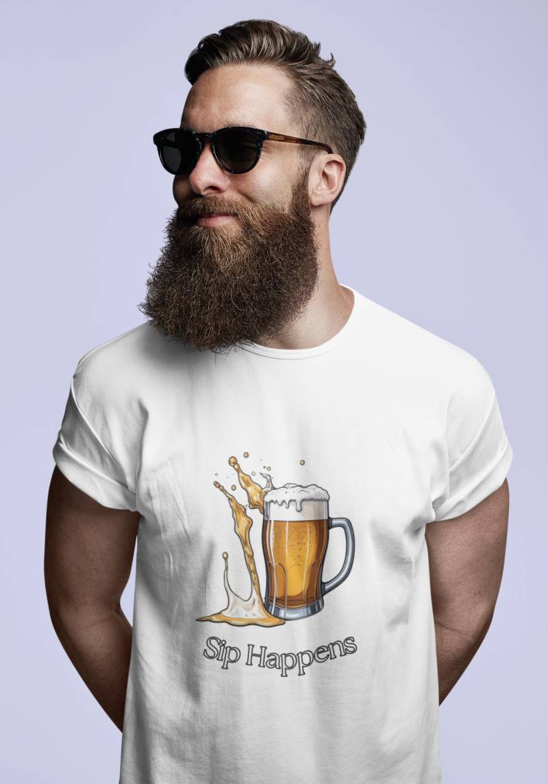 Witziges Bier-Shirt Für Männer - Unisex T-Shirt Mit „Sip Happens"-Spruch Witziges Bier-Shirt Für Männer - Unisex T-Shirt Mit „Sip Happens"-Spruch von tgStudioAT