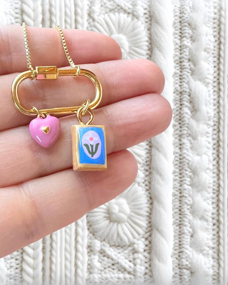 Handgemachte Kleine Karabinerkette Mit Kleinen, Handgemachten Anhängern Aus Vergoldetem Silber von thathighfivelife