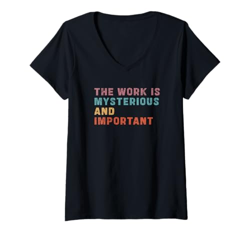 Damen Die Arbeit ist rätselhaft und wichtig T-Shirt mit V-Ausschnitt Damen Die Arbeit ist rätselhaft und wichtig T-Shirt mit V-Ausschnitt von the work is mysterious and important