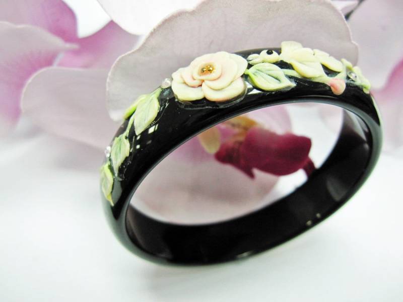 Onyx-Armreif Mit Blossoming Flower | 花??? Onyx-Armreif Mit Blossoming Flower | 花??? von the68artshop