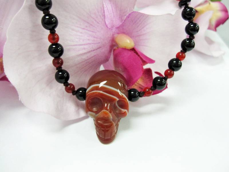 Roter Achat Handgefertigte Skull Amulett Halskette von the68artshop