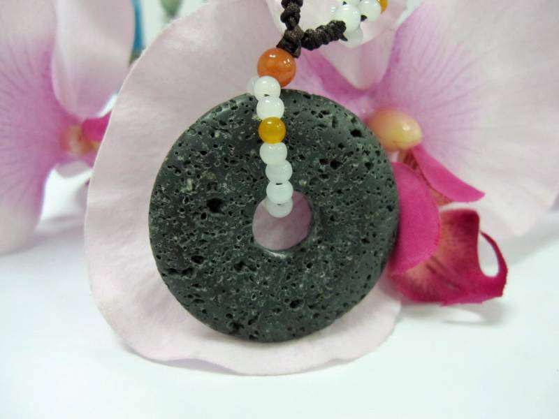 Schwarze Lava Donut Mit Jade Perlen Amulett Halskette Schwarze Lava Donut Mit Jade Perlen Amulett Halskette von the68artshop