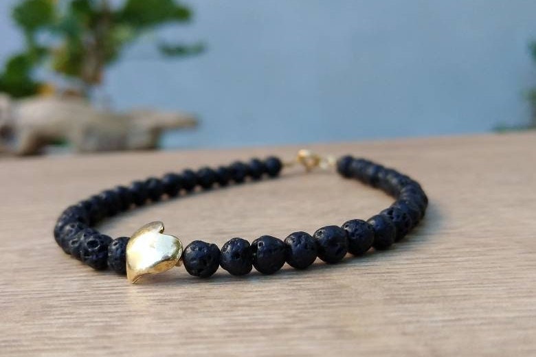 Armband Aus Lavagestein Mit Vergoldetem Herz Armband Aus Lavagestein Mit Vergoldetem Herz von the925project