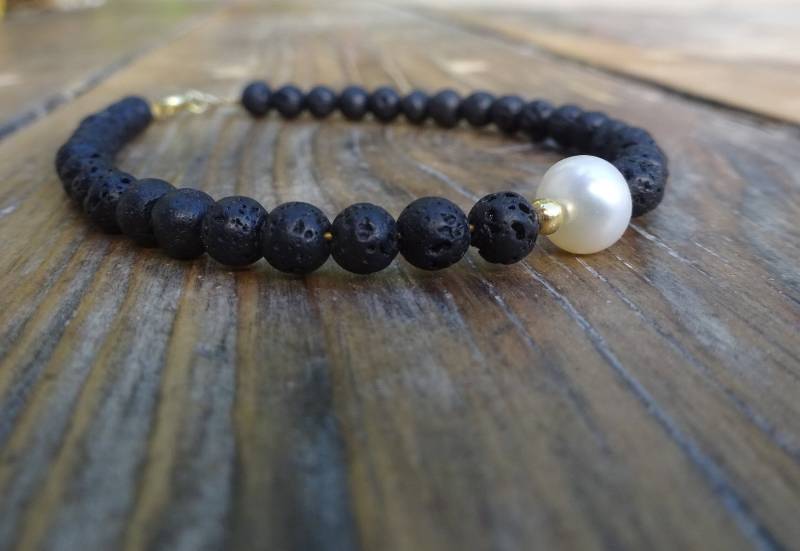 Armband Aus Vulkangestein Mit Perle Armband Aus Vulkangestein Mit Perle von the925project