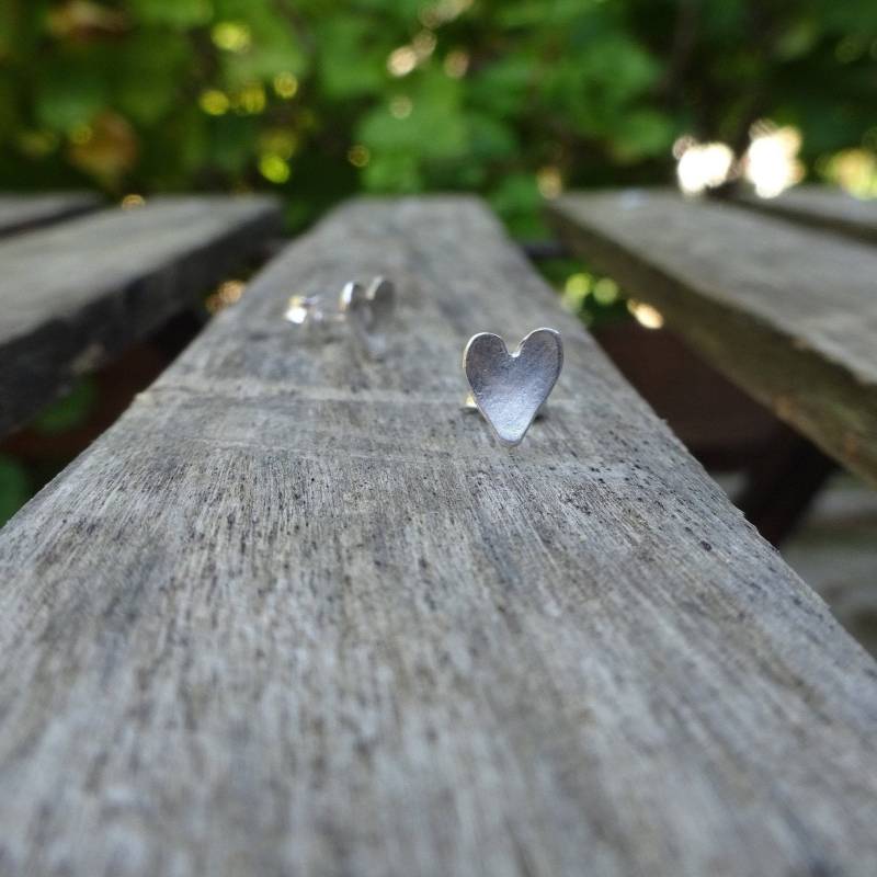 Kleine Herzchen Sterling Silber Ohrstecker Kleine Herzchen Sterling Silber Ohrstecker von the925project
