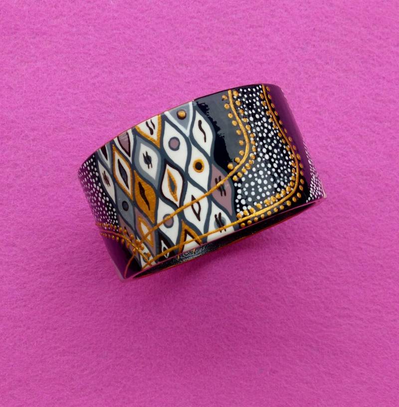 Handbemalte Armspange Aus Holzharz Überzogen Mit Schwarz Weiß Gold Braunem Acrylbild Von Gustav Klimt. Kunst Schmuck Geschenk von theArtDecoBox