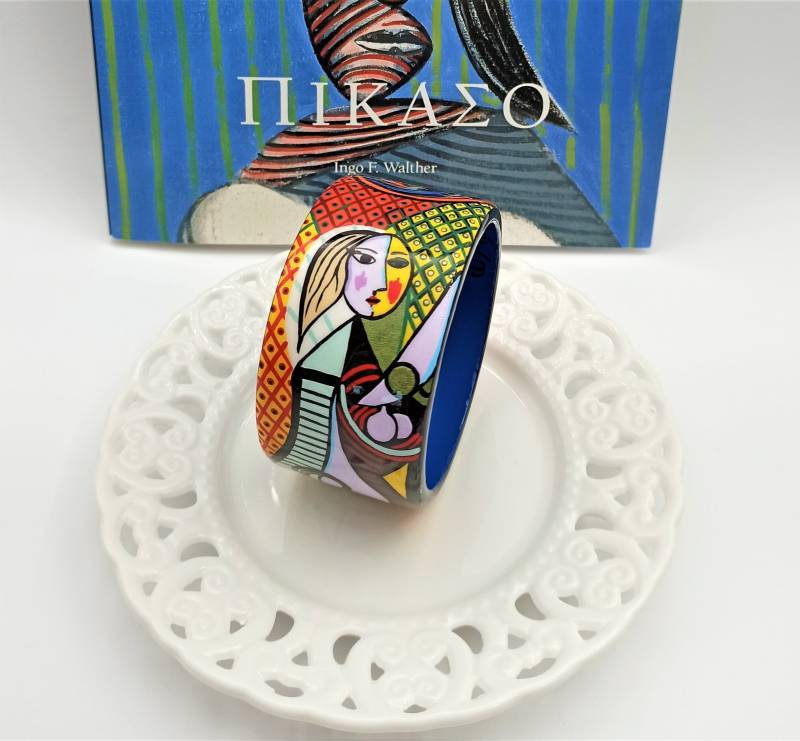 Kunst Armreif Armband Aus Holz Mit Harzüberzug Handgefertigte Acrylmalerei Inspiriert Von Picasso Mädchen Vor Dem Spiegel Schmuck Geschenk Für Sie von theArtDecoBox