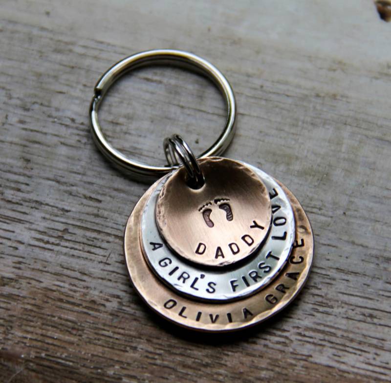 Benutzerdefinierte Schlüsselanhänger Für Papa - Geschenk Zum Vatertag Neues Vatergeschenk Personalisiertes Papa, Die Erste Liebe Des Mädchens in von theCopperPoppy