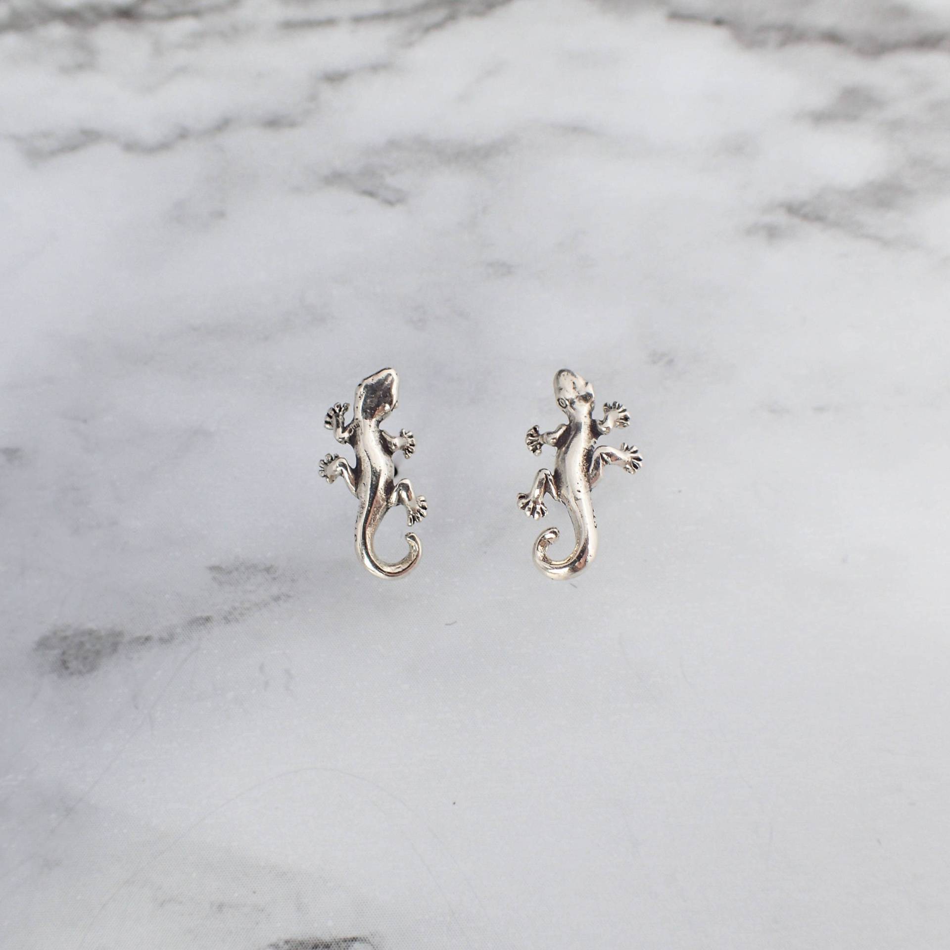 Eidechse Ohrringe, Gecko Ohrstecker, Silber Geschenk, Mutter Reptil Geschenk von theDandelionBay