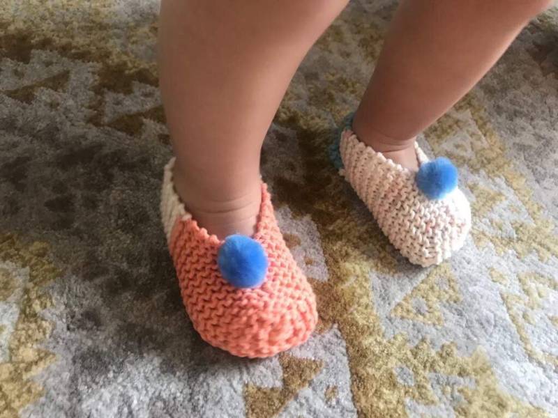 Kinder Gestrickte Hausschuhe Orange Und Weiße Hand Socken Einzigartige Mädchen Handgemachte Pom Footies von theFairies