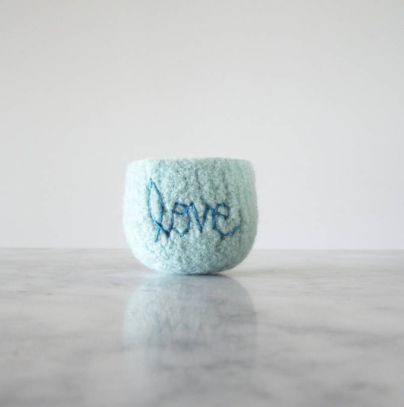 Filzschüssel - Duftschale Luftpflanzentopf Helle Mintwolle Mit Türkisstickerei "Love" Handgemacht Von Der Filzerie Geschenk Für Den Frühling" von theFelterie